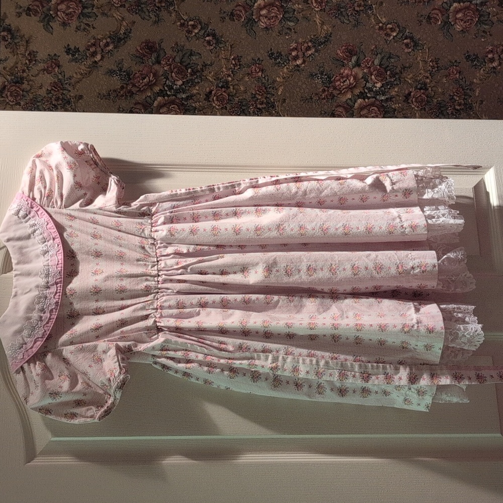 A Pink Flower And Lace 6x Dress With A Rounded Collar With Lace Flowers.